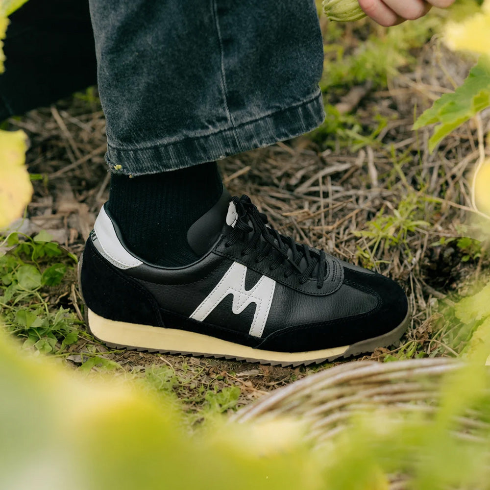 カルフ メスタリ 76 KARHU MESTARI 76 JET BLACK / BLANC DE BLANC メンズ レディース スニーカー KH805107