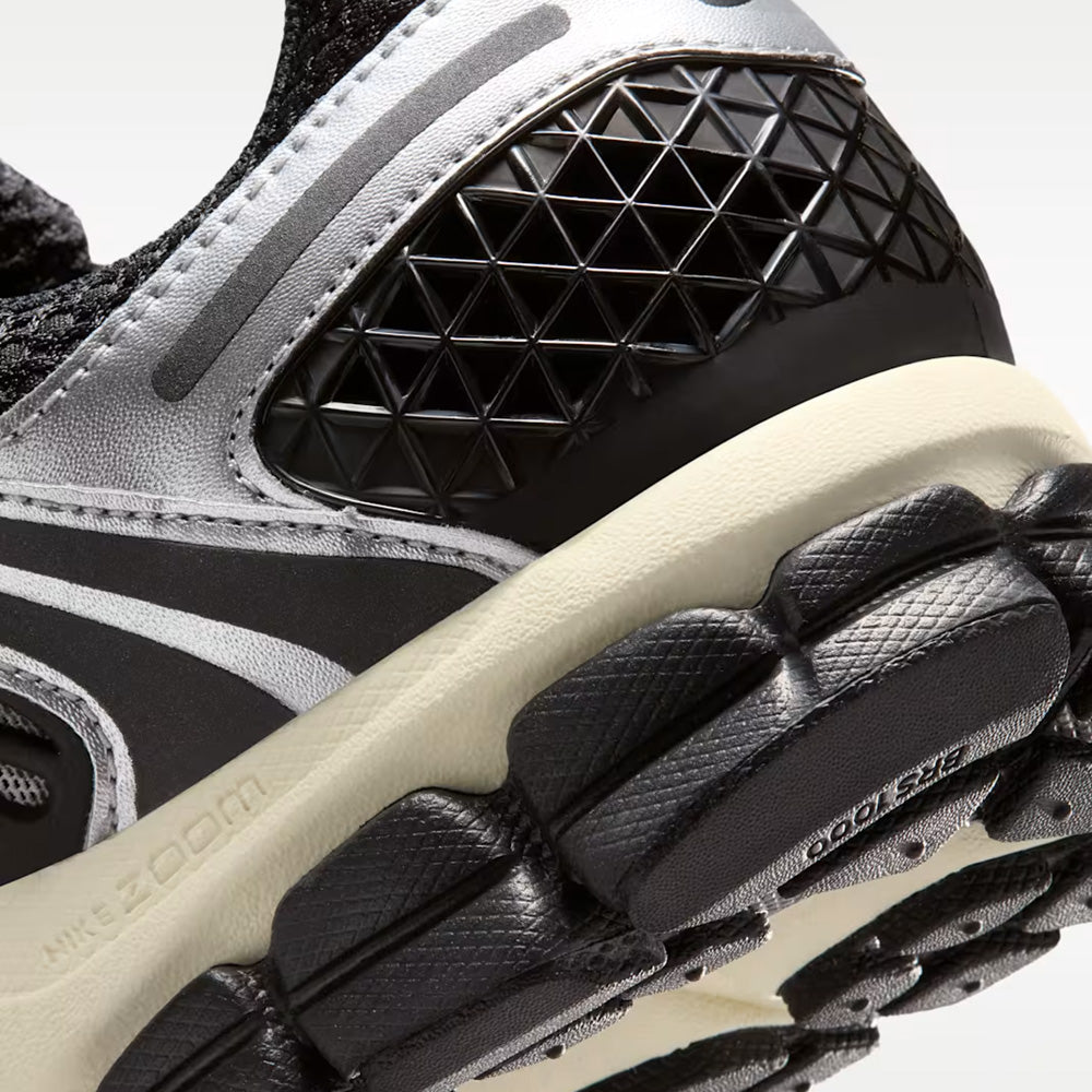 ナイキ ズーム ボメロ 5 NIKE ZOOM VOMERO 5 ブラック/メタリックシルバー/ココナッツミルク/クロム メンズ スニーカー IM3486-003