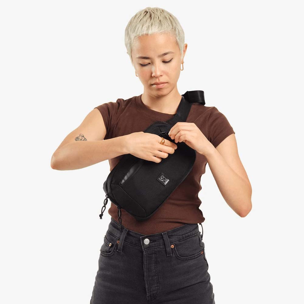 ZIPTOP WAISTPACK 使用例・機能説明（別カラーの参考画像）