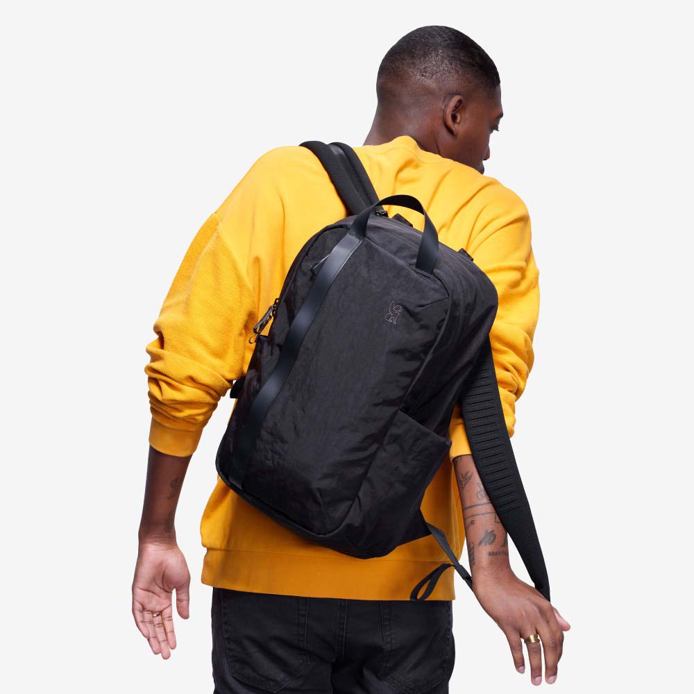 HIGHLINE 20L BACKPACK 使用例・機能説明（別カラーの参考画像）