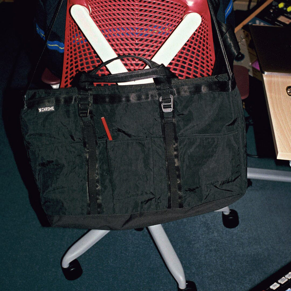 クローム グローサリー トート メッセンジャー 28L CHROME GROCERY TOTE MSNGR 28L BLACK CRINKLE バッグ類 メッセンジャーバッグ BJ004BCNL