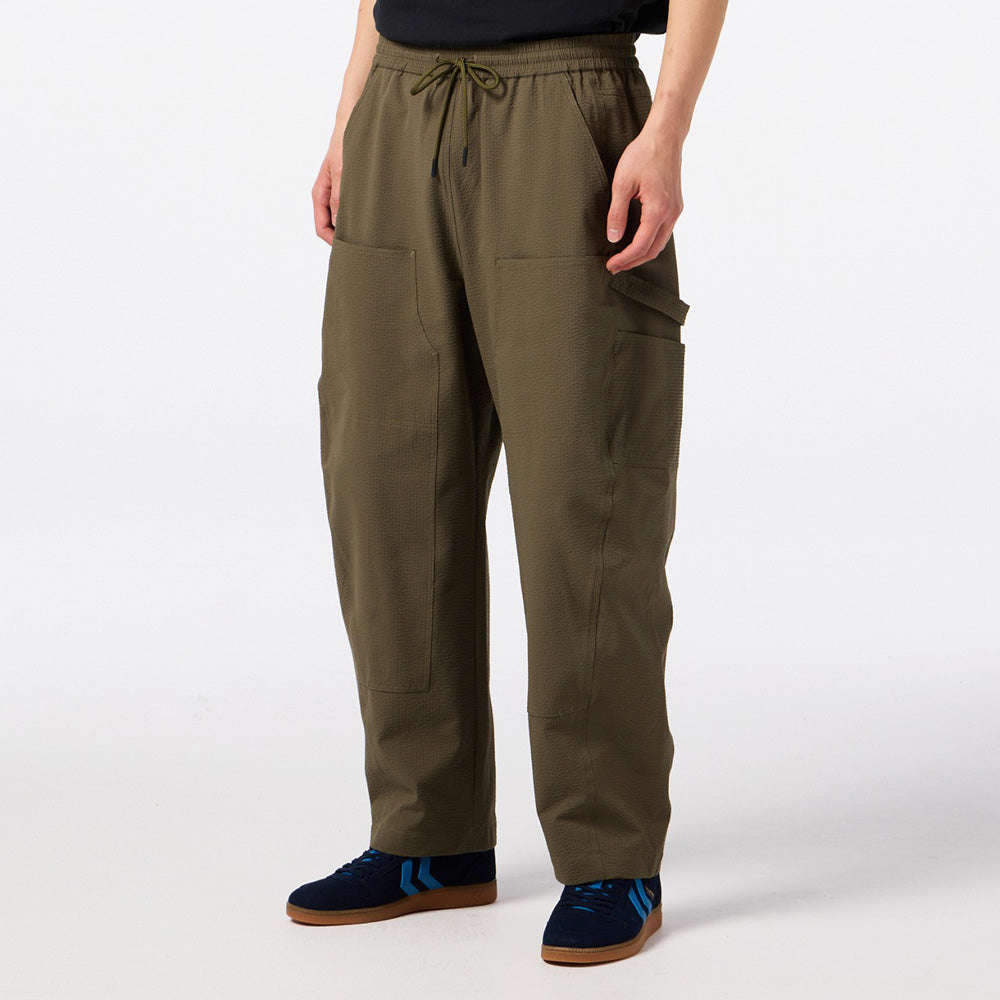 ヒュンメル PLAY シアサッカーバレルパンツ hummel PLAY SEERSUCKER BARREL PANTS カーキ メンズ パンツ HAW3098P-591