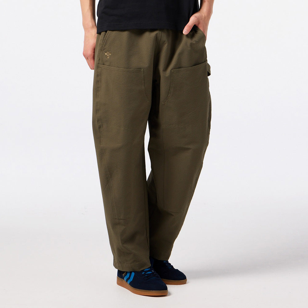 ヒュンメル PLAY シアサッカーバレルパンツ hummel PLAY SEERSUCKER BARREL PANTS カーキ メンズ パンツ HAW3098P-591