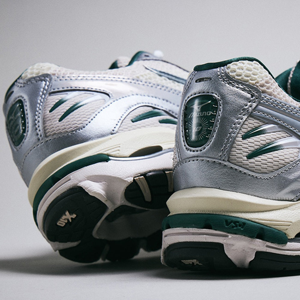 ミズノ MIZUNO WAVE RIDER 10 オフホワイト×グリーン×ライトベージュ メンズ レディース スニーカー D1GA243107