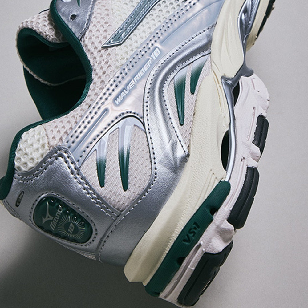 ミズノ MIZUNO WAVE RIDER 10 オフホワイト×グリーン×ライトベージュ メンズ レディース スニーカー D1GA243107