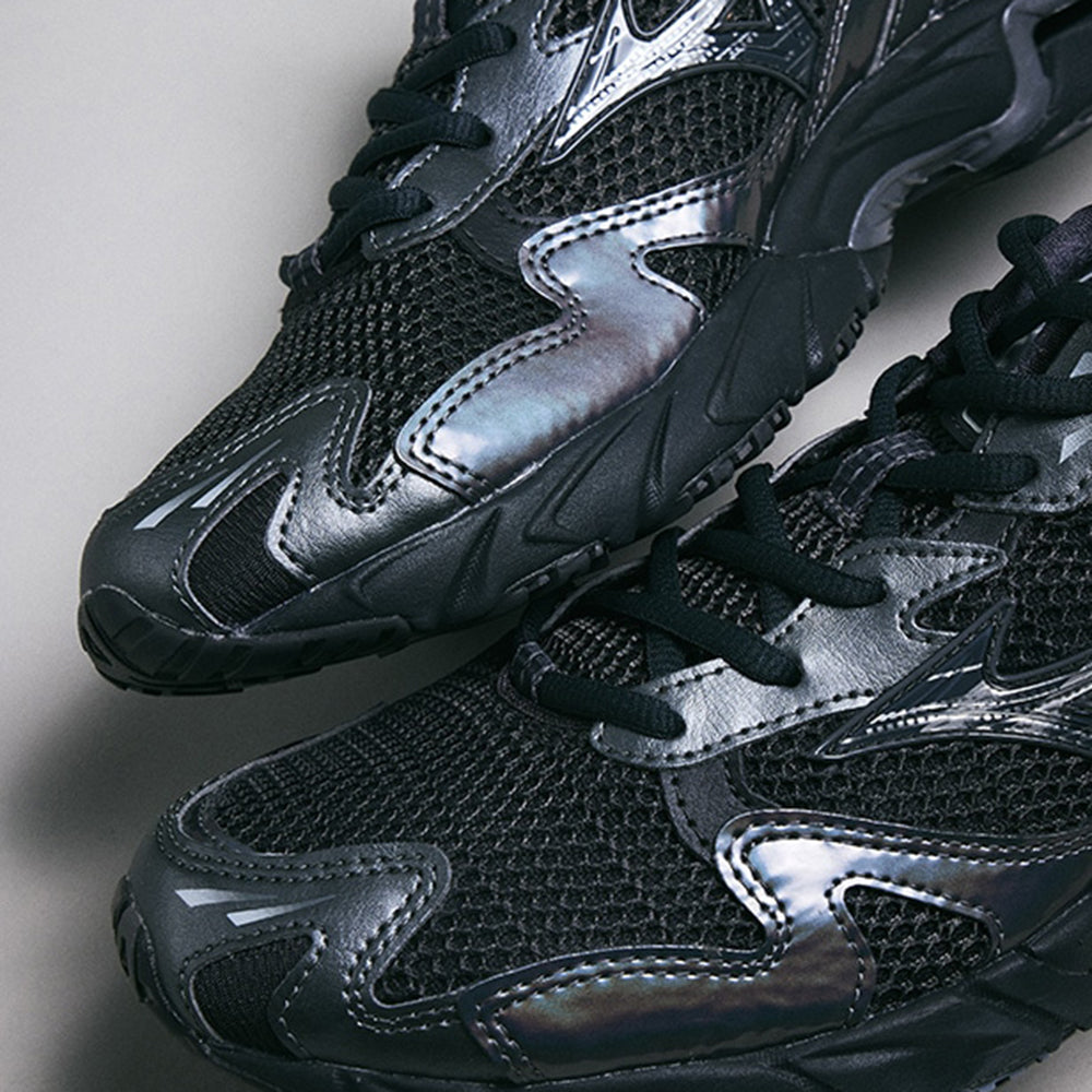 ミズノ MIZUNO WAVE RIDER 10 ブラック×ブラック×メタリックグレー メンズ スニーカー D1GA243108