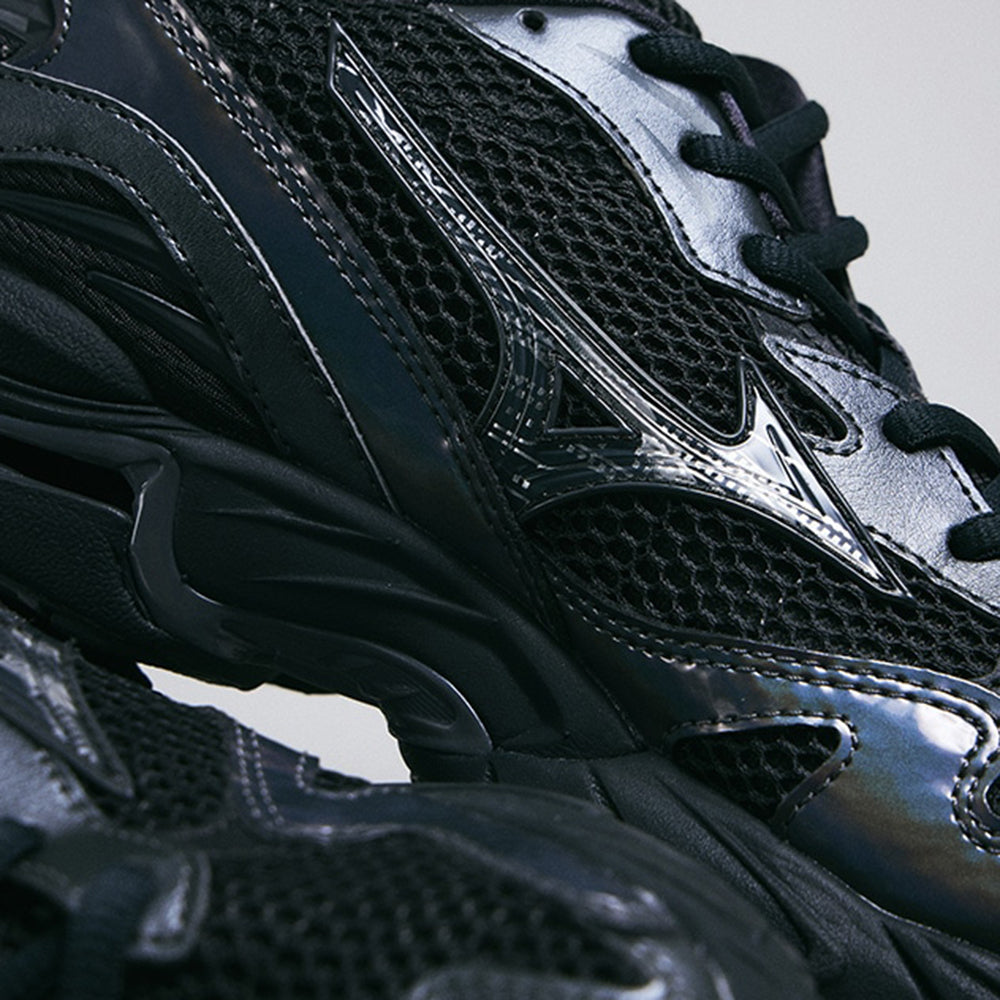ミズノ MIZUNO WAVE RIDER 10 ブラック×ブラック×メタリックグレー メンズ スニーカー D1GA243108