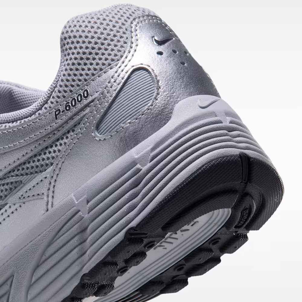 ナイキ P-6000 NIKE P-6000 ウルフグレー/メタリックシルバー/オフノワール/オフホワイト レディース スニーカー BV1021-022