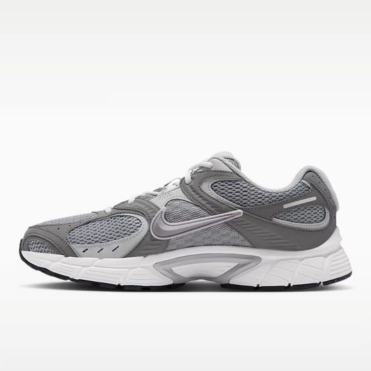 ナイキ V5 RNR NIKE V5 RNR パーティクルグレー/フラットピューター/プラチナムティント/ライトスモークグレー メンズ スニーカー IO7835-004
