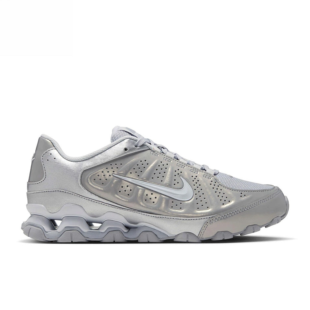 ナイキ リアックス 8 NIKE REAX 8 NSW SL PRM ウルフグレー/ピュアプラチナ-メタリックシルバー レディース スニーカー IU7629-001