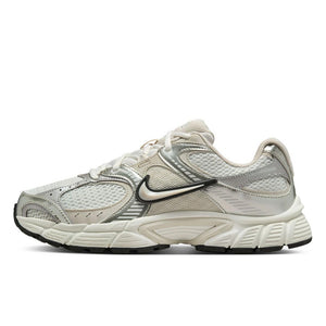 NIKE WS V5 RNR サミットホワイト/ライトオールウッドブラウン HQ7901-104