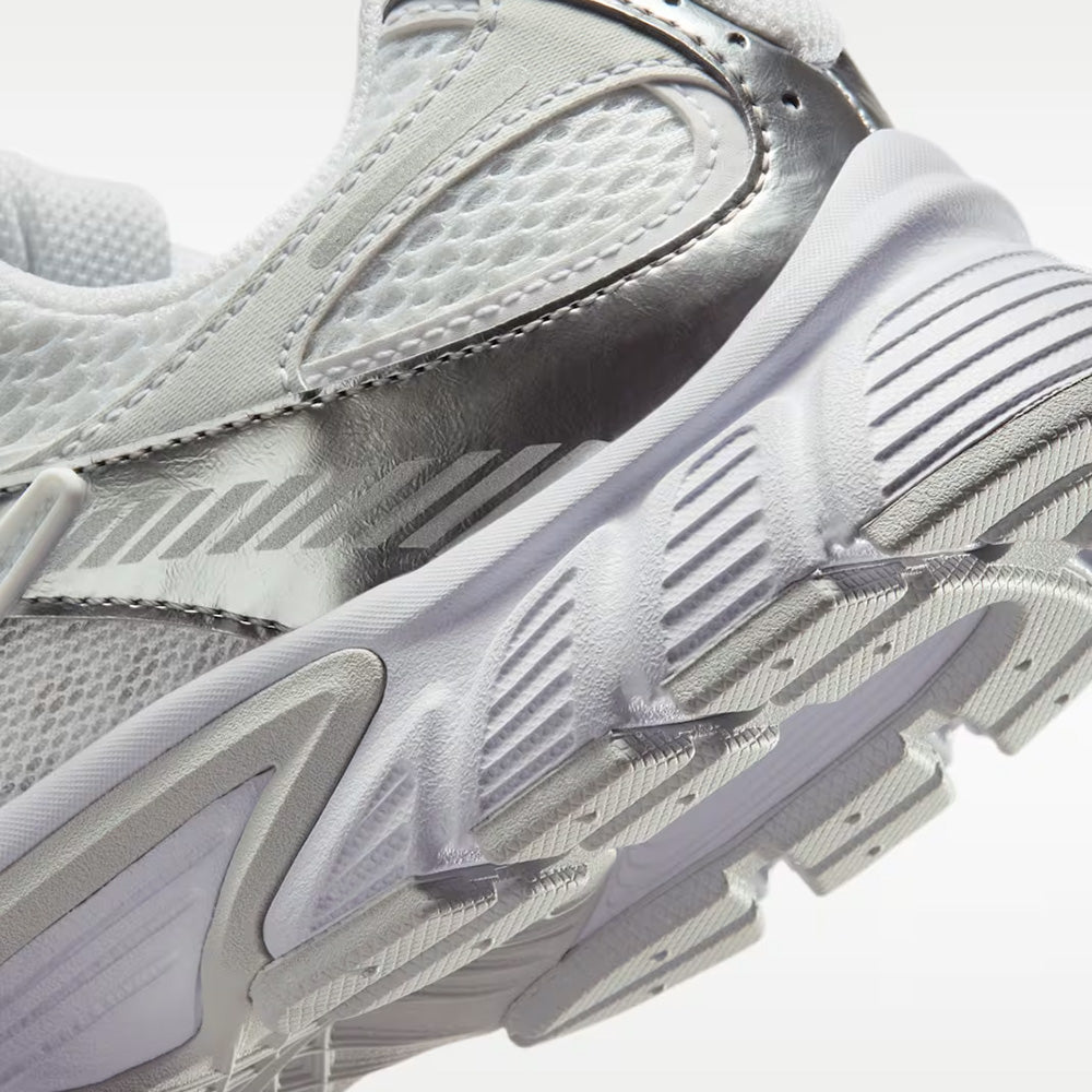 ナイキ V5 RNR NIKE V5 RNR ホワイト/メタリックプラチナム/ピュアプラチナム/メタリックシルバー メンズ レディース スニーカー HQ7901-112