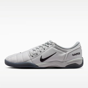 NIKE TOTAL 90 PRM ライトスモークグレー/ユニバーシティレッド/フォトンダスト/ブラック IH3585-002
