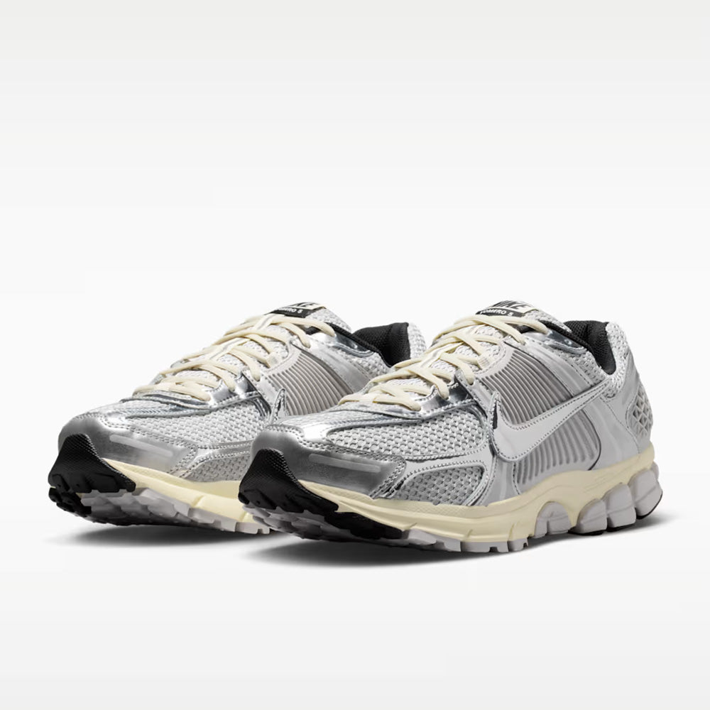 ナイキ ズーム ボメロ 5 NIKE ZOOM VOMERO 5 グレーフォグ/メタリックシルバー/ココナッツミルク/クロム メンズ スニーカー IM3486-002
