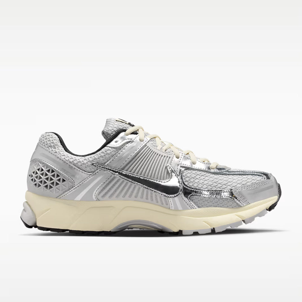 ナイキ ズーム ボメロ 5 NIKE ZOOM VOMERO 5 グレーフォグ/メタリックシルバー/ココナッツミルク/クロム メンズ スニーカー IM3486-002
