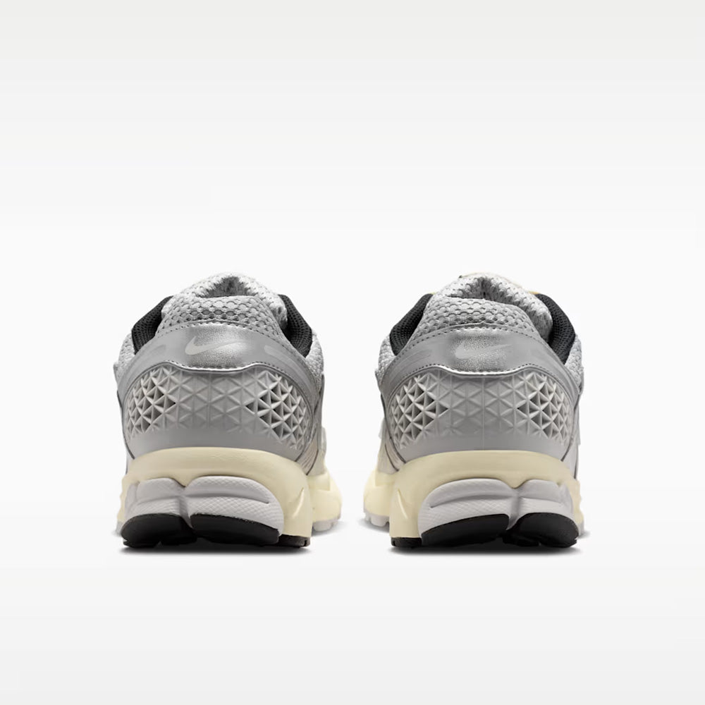 ナイキ ズーム ボメロ 5 NIKE ZOOM VOMERO 5 グレーフォグ/メタリックシルバー/ココナッツミルク/クロム メンズ スニーカー IM3486-002