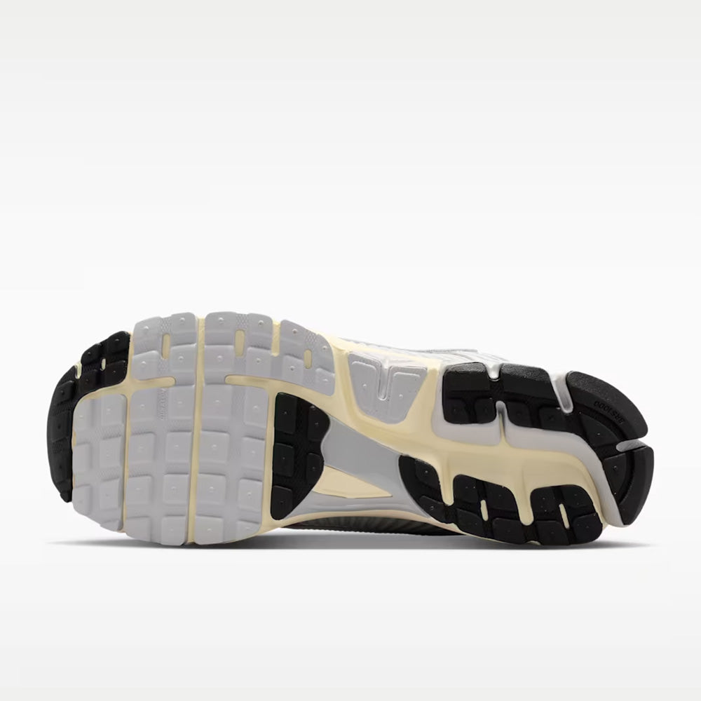 ナイキ ズーム ボメロ 5 NIKE ZOOM VOMERO 5 グレーフォグ/メタリックシルバー/ココナッツミルク/クロム メンズ スニーカー IM3486-002