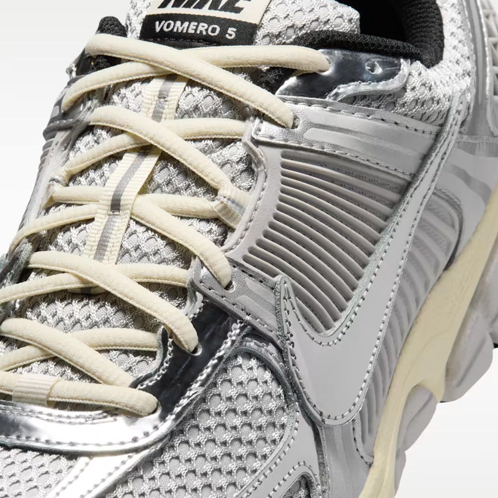 ナイキ ズーム ボメロ 5 NIKE ZOOM VOMERO 5 グレーフォグ/メタリックシルバー/ココナッツミルク/クロム メンズ スニーカー IM3486-002