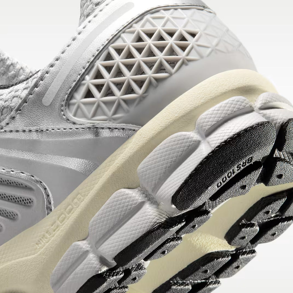 ナイキ ズーム ボメロ 5 NIKE ZOOM VOMERO 5 グレーフォグ/メタリックシルバー/ココナッツミルク/クロム メンズ スニーカー IM3486-002