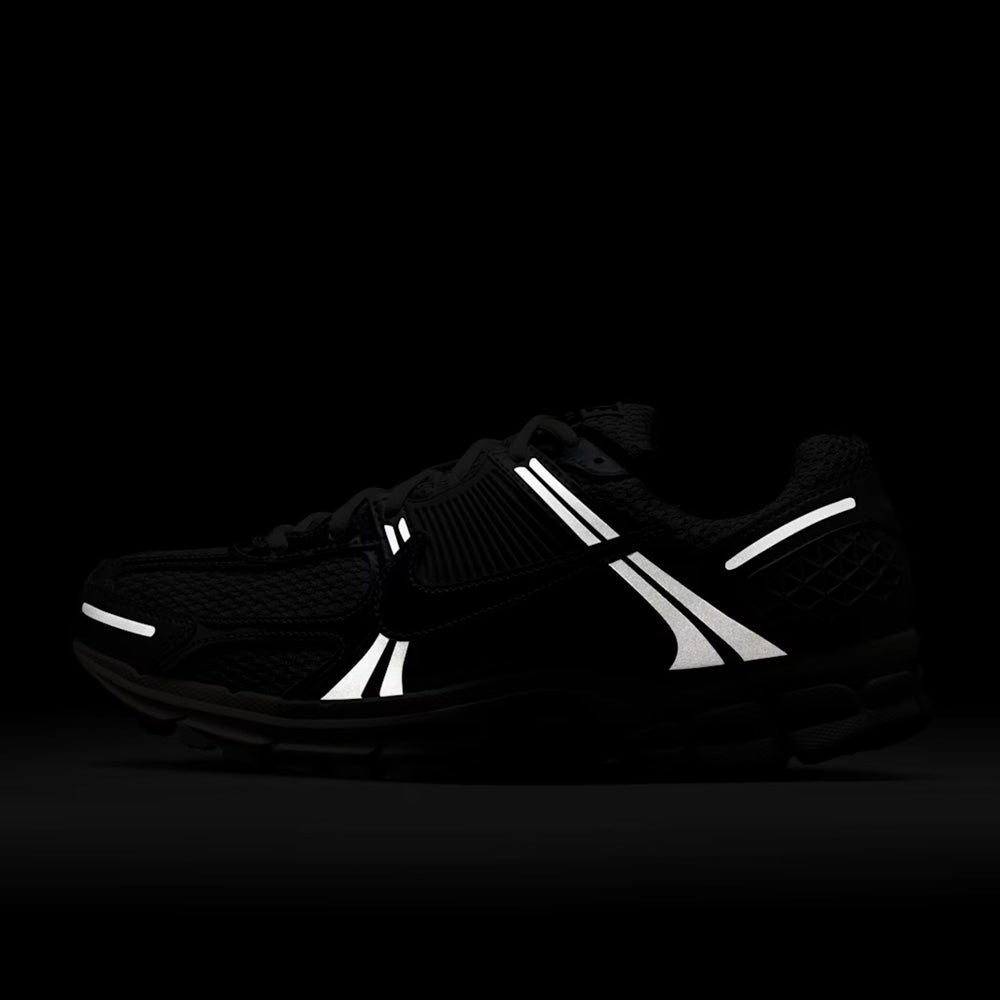 ナイキ ズーム ボメロ 5 NIKE ZOOM VOMERO 5 グレーフォグ/メタリックシルバー/ココナッツミルク/クロム メンズ スニーカー IM3486-002