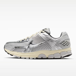 NIKE ZOOM VOMERO 5 グレーフォグ/メタリックシルバー/ココナッツミルク/クロム IM3486-002