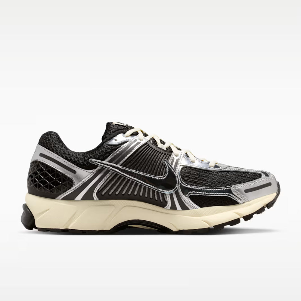 ナイキ ズーム ボメロ 5 NIKE ZOOM VOMERO 5 ブラック/メタリックシルバー/ココナッツミルク/クロム メンズ スニーカー IM3486-003