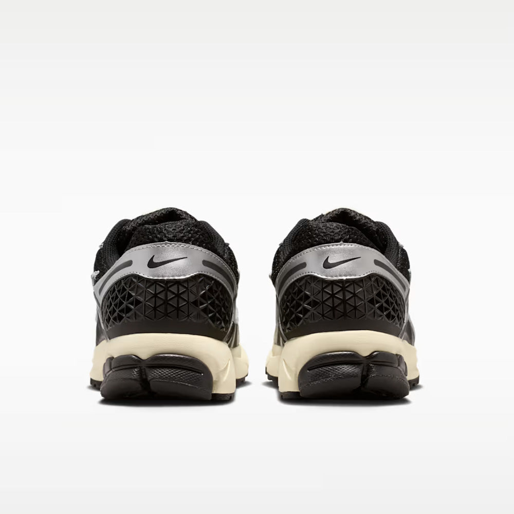 ナイキ ズーム ボメロ 5 NIKE ZOOM VOMERO 5 ブラック/メタリックシルバー/ココナッツミルク/クロム メンズ スニーカー IM3486-003