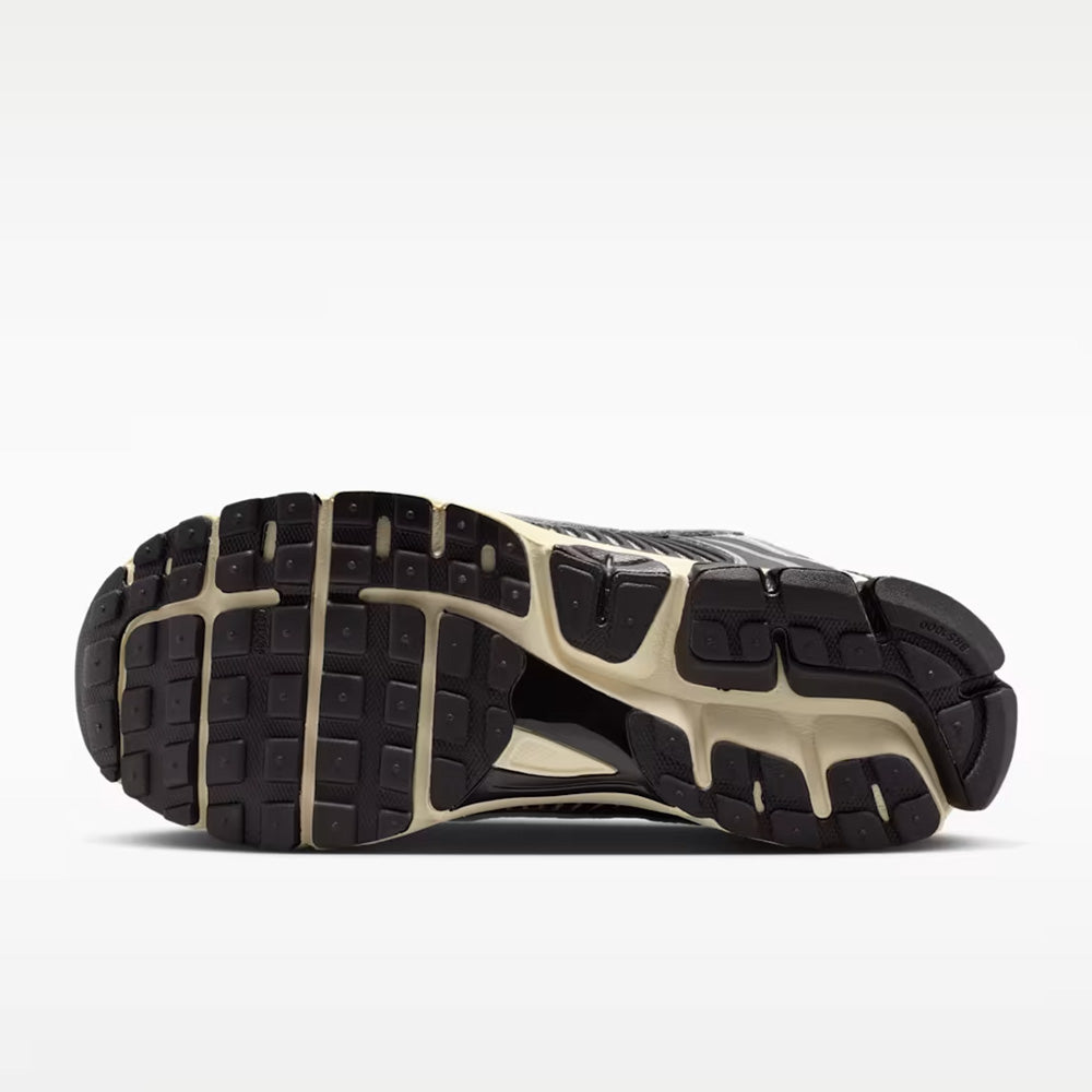 ナイキ ズーム ボメロ 5 NIKE ZOOM VOMERO 5 ブラック/メタリックシルバー/ココナッツミルク/クロム メンズ スニーカー IM3486-003