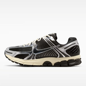 NIKE ZOOM VOMERO 5 ブラック/メタリックシルバー/ココナッツミルク/クロム IM3486-003