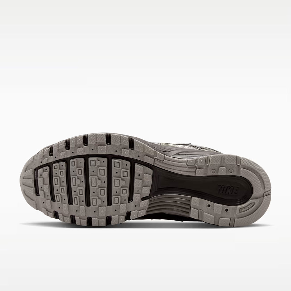 ナイキ P-6000 NIKE P-6000 ベルベットブラウン/クリーム2/エニグマストーン/リッジロック メンズ レディース スニーカー IO3496-200