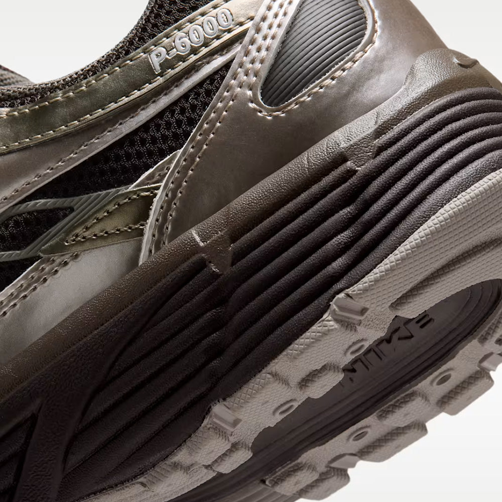 ナイキ P-6000 NIKE P-6000 ベルベットブラウン/クリーム2/エニグマストーン/リッジロック メンズ レディース スニーカー IO3496-200