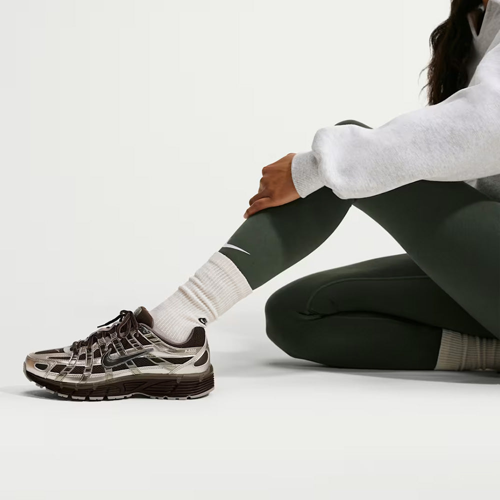 ナイキ P-6000 NIKE P-6000 ベルベットブラウン/クリーム2/エニグマストーン/リッジロック メンズ レディース スニーカー IO3496-200