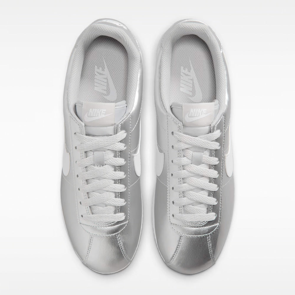 ナイキ コルテッツ NIKE CORTEZ メタリックシルバー/グレーフォグ/ホワイト レディース スニーカー IR0042-001