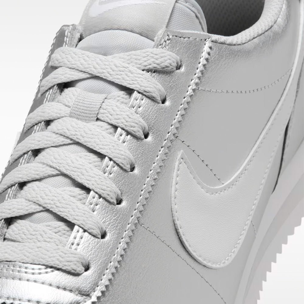 ナイキ コルテッツ NIKE CORTEZ メタリックシルバー/グレーフォグ/ホワイト レディース スニーカー IR0042-001