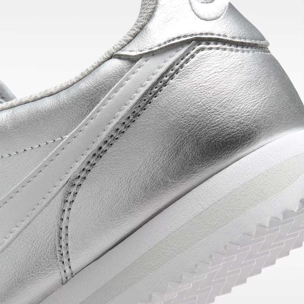 ナイキ コルテッツ NIKE CORTEZ メタリックシルバー/グレーフォグ/ホワイト レディース スニーカー IR0042-001