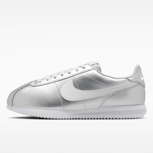 ナイキ コルテッツ NIKE CORTEZ メタリックシルバー/グレーフォグ/ホワイト レディース スニーカー IR0042-001