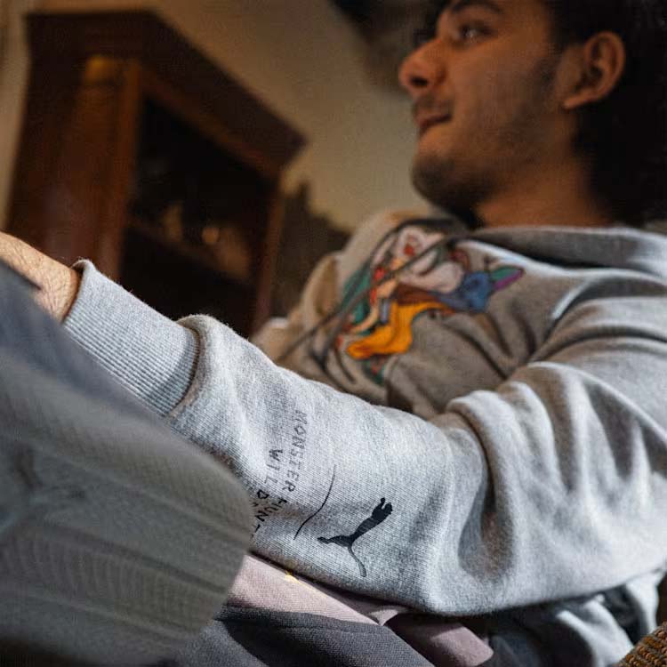 プーマ モンスターハンターワイルズ フーディ フロントプリント PUMA MONSTER HUNTER SWEAT HOODIE MEDIUM GRAY HEATHER メンズ スウェット アイルー 637017-03