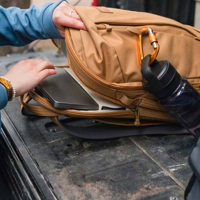 イエティ YETI CROSSROADS 27L CARRY ON BACKPACK ALPINE BROWN バッグ類 バックパック 18060131469 | BOSTONCLUB 【公式】