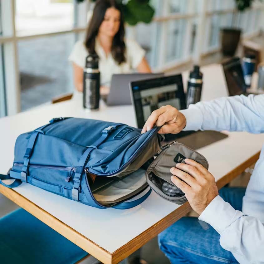 CROSSROADS 22L CARRY ON BACKPACK 使用例・機能説明（別カラーの参考画像）